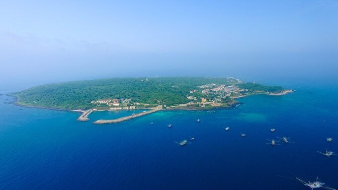Đảo Cồn Cỏ nằm vắt ngang vĩ tuyến 17, cách cảng Cửa Việt, huyện Gio Linh, tỉnh Quảng Trị khoảng 30km. Ảnh: Internet