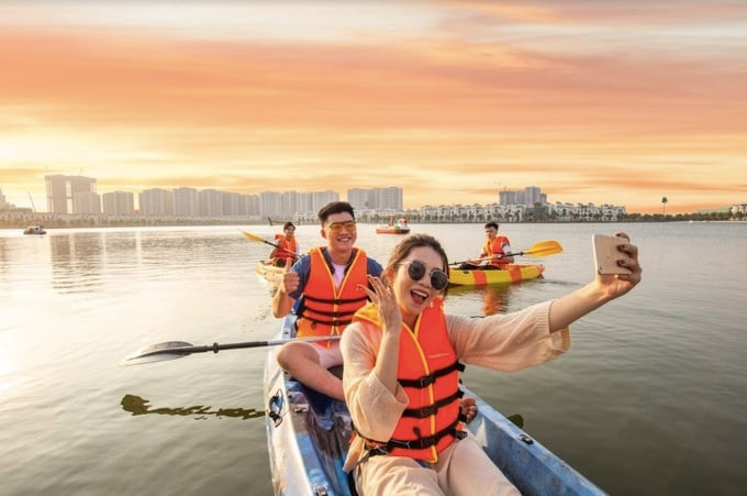 Du khách có thể chèo thuyền Kayak trên biển hồ nhân tạo. Ảnh: ST