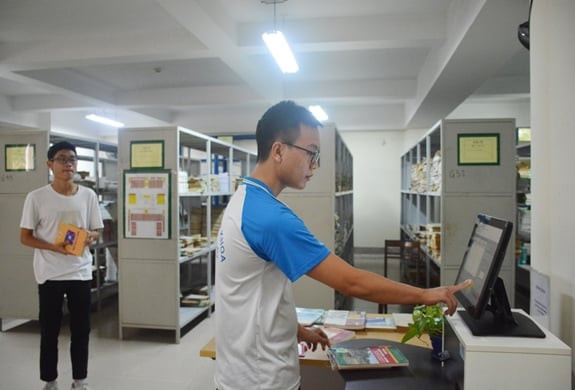 Sinh viên có thể dễ dàng mượn, trả sách tự động tại thư viện Tạ Quang Bửu. Ảnh: Báo QĐND
