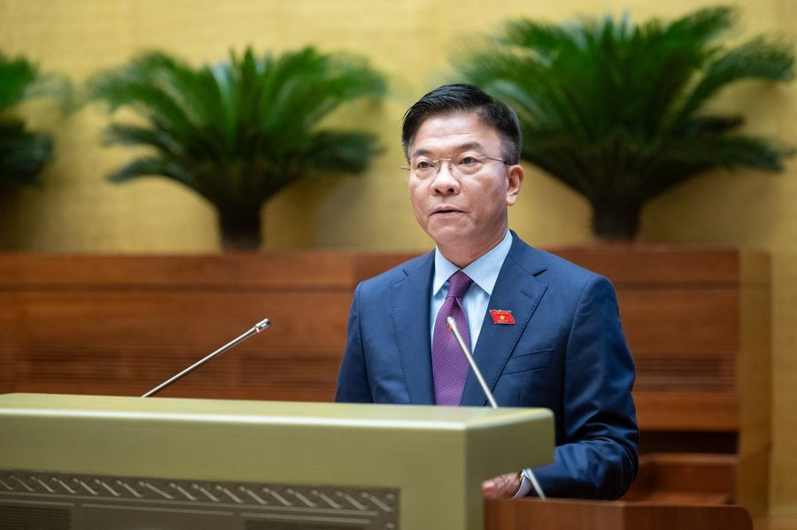 Phó Thủ tướng Chính phủ, Bộ trưởng Bộ Tư pháp Lê Thành Long trình bày Tờ trình dự thảo Luật Công chứng (sửa đổi) - Ảnh: Quochoi.vn