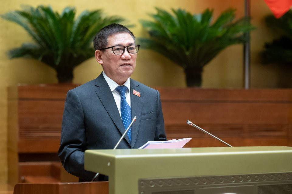 Bộ trưởng Bộ Tài chính Hồ Đức Phớc trình bày Tờ trình tại Kỳ họp