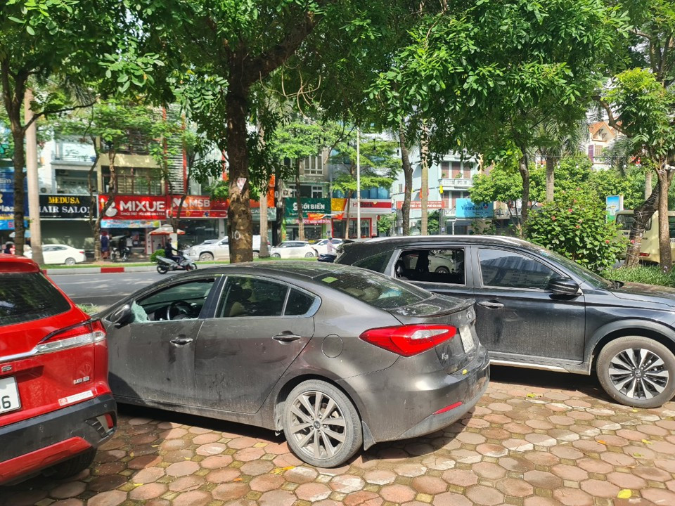 Nhiều ô tô để tại sân chung cư khu đô thị Văn Quán bị đập vỡ kính.
