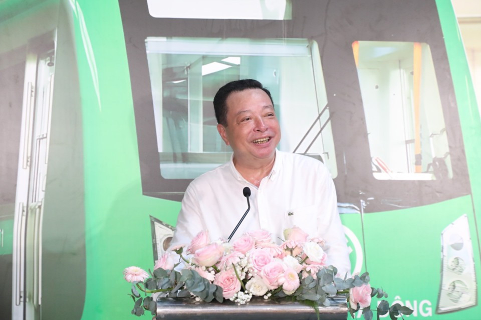 Chủ tịch HĐTV, Tổng Giám đốc Công ty TNHH MTV Đường sắt Hà Nội Vũ Hồng Trường thông tin với báo chí.