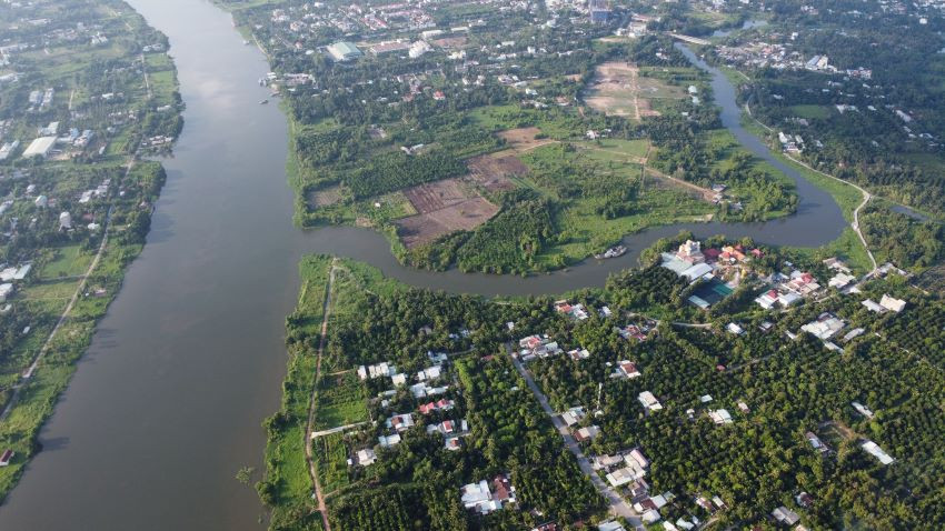 Nhìn từ trên cao xuống bờ sông Sài Gòn đoạn qua Bình Dương