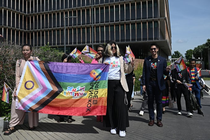 Thành viên cộng đồng LGBTQ+ có mặt tại quốc hội Thái Lan trước cuộc bỏ phiếu dự luật bình đẳng hôn nhân tại Thượng viện ở Bangkok ngày 18/6 (Ảnh: AFP)