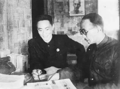 Giáo sư Tôn Thất Tùng, Thứ trưởng Bộ Y tế (trái) và Giáo sư Hồ Đắc Di, Hiệu trưởng Trường đại học Y trong rừng Chiêm Hoá, Tuyên Quang. Ảnh tư liệu