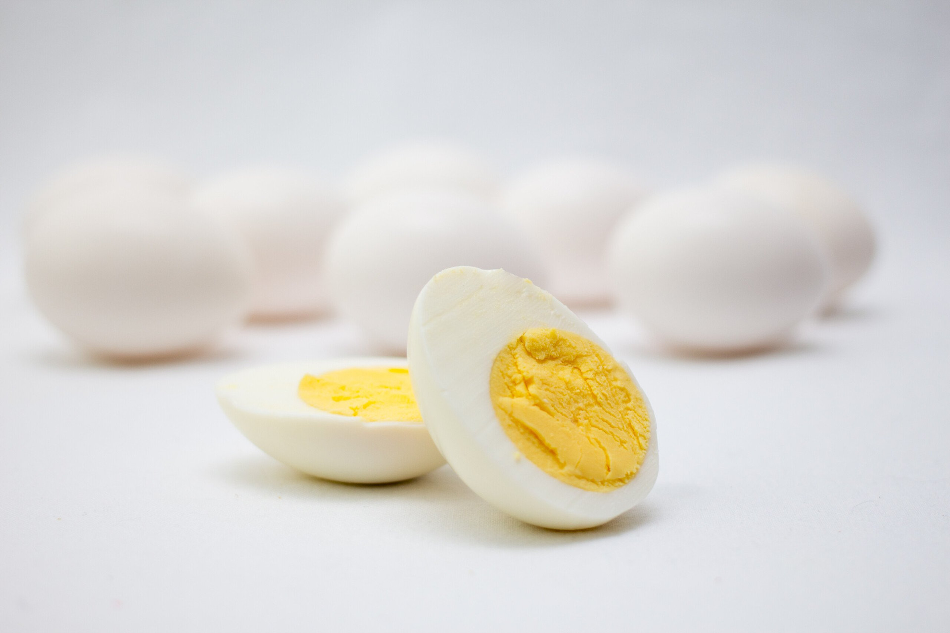 Một quả trứng nguyên quả cung cấp nhiều dưỡng chất thiết yếu. Ảnh: Shutterstock