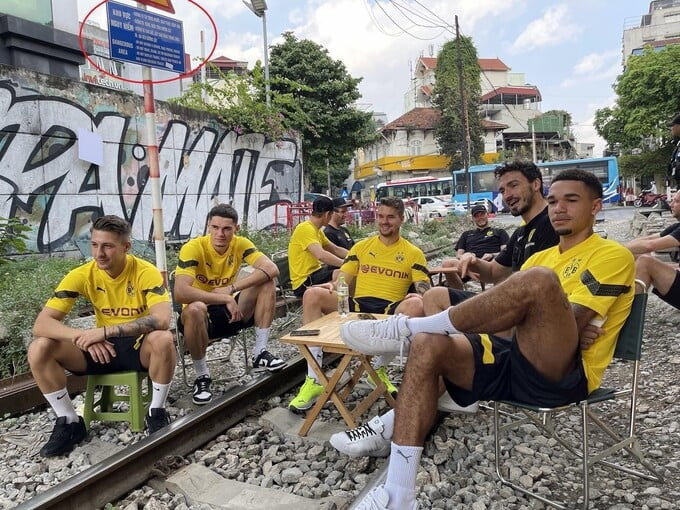 Vào tháng 11/2022, một quán cà phê trên trên phố Điện Biên Phủ (phường Cửa Nam, quận Hoàn Kiếm) đã bị xử phạt do để cầu thủ Dortmund ngồi trên đường tàu uống cà phê (Ảnh: Internet)