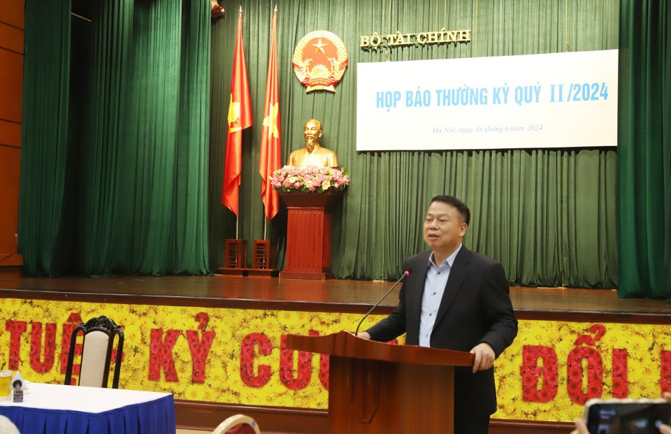 Thứ trưởng Bộ Tài chính Nguyễn Đức Chi thông tin tại họp báo.