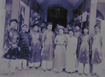 Đám cưới GS Ngụy Như Kon Tum với bà Nguyễn Thị Đỗ năm 1943. Ảnh: BTC Lễ Kỷ niệm 100 năm ngày sinh của GS Ngụy Như Kon Tum/Vietnamnet