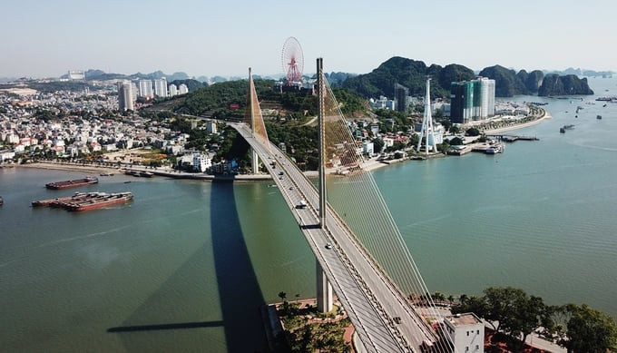 Cầu Bãi Cháy được khởi công ngày 18/5/2003, khánh thành ngày 2/12/2006, nối hai bờ vịnh Cửa Lục (TP. Hạ Long, Quảng Ninh). Ảnh: Internet