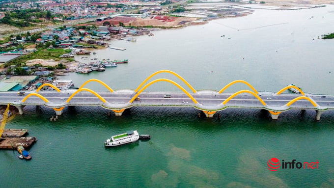 Cầu Tình yêu nối hai địa phương huyện Hoành Bồ (cũ) và TP. Hạ Long. Ảnh: Internet