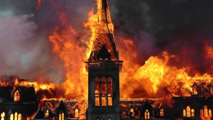 Sức tàn phá kinh hoàng của trận hỏa hoạn này khiến 13.200 căn nhà, 87 nhà thờ giáo xứ, nhà thờ chính và hầu hết các tòa nhà hành chính bị thiêu rụi. Ảnh: Tri thức & Cuộc sống