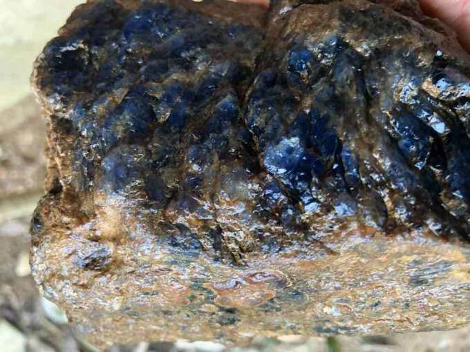Viên đá quý spinel khổng lồ, nặng tới 2,1kg, đã được khai thác tại khu vực bãi Bưởi, xã Liễu Đô, huyện Lục Yên, tỉnh Yên Bái. Ảnh: Dân trí