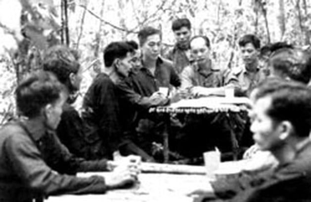 Cuộc họp phân khu ủy Phân khu I chuẩn bị cho trận đánh vào Sài Gòn Tết Mậu Thân 1968 (Đại tướng Mai Chí Thọ thứ 5 từ trái qua). Ảnh: Báo SGGP