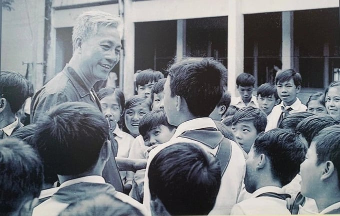 Ông Mai Chí Thọ dự khai giảng năm học 1977-1978 ở Trường Lý Tự Trọng, TP. HCM. Ảnh tư liệu/Báo Tuổi Trẻ