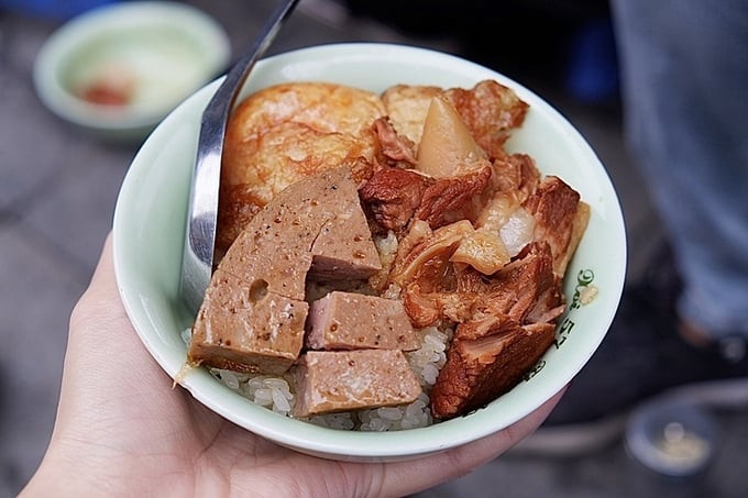 Xôi là món ăn sáng quen thuộc của người Việt, được làm từ gạo nếp, một số loại đỗ, có thể kèm theo các loại thịt, trứng hoặc chả. Ảnh: ST