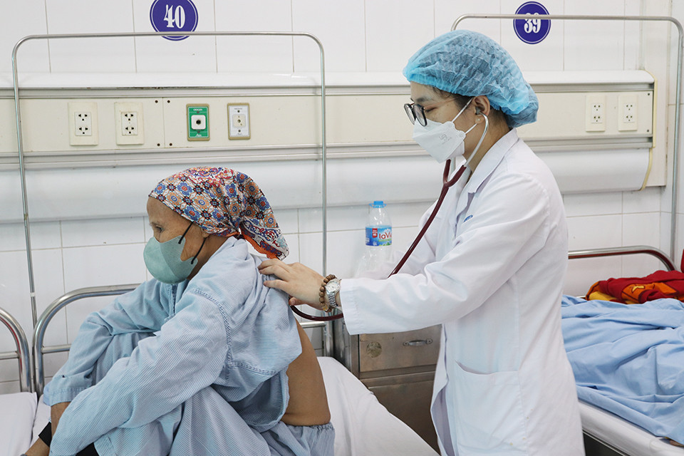 Bác sĩ khám cho bệnh nhân tại Bệnh viện Phổi Hà Nội. Ảnh: Hà Linh