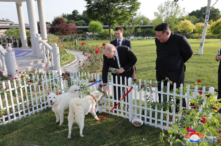 Những món quà đặc biệt Tổng thống Putin và Chủ tịch Kim Jong-un bất ngờ dành tặng cho nhau