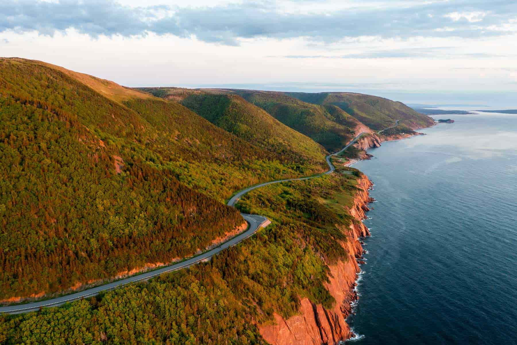 Canada có diện tích lớn thứ hai và đường bờ biển dài nhất thế giới (Hình minh họa/Courtesy of Cape Breton Destination Association)