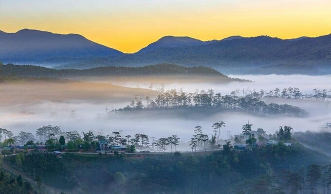 Cả ngôi làng như chìm trong biển mây. Ảnh: Lại Thế Anh