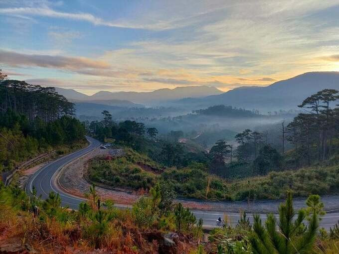 Con đường dẫn đến làng được ví như cầu nối giữa “hoa và biển”, nối hai thành phố Đà Lạt và Nha Trang. Ảnh: 123 Tadi