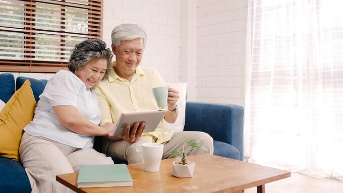 Nhiều người cao tuổi chỉ bắt đầu cân nhắc việc phân chia tài sản khi về già, nhưng thực tế, họ nên bắt đầu lập kế hoạch từ khi còn khỏe mạnh (Ảnh: Sohu)