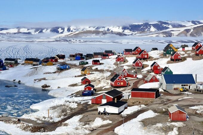Ngôi làng Ittoqqortoormiit ở miền Đông Greenland, nằm giữa Công viên Quốc gia Greenland lớn nhất thế giới và Scoresby Sound - vịnh hẹp lớn nhất trên Trái Đất. Ảnh: Internet