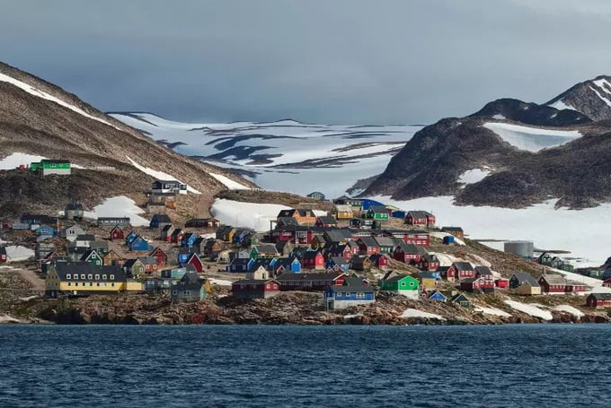 Khu định cư nhỏ bé này có những ngôi nhà đầy màu sắc rải rác, những ngọn núi hùng vĩ và sông băng tuyệt đẹp. Ảnh: Internet