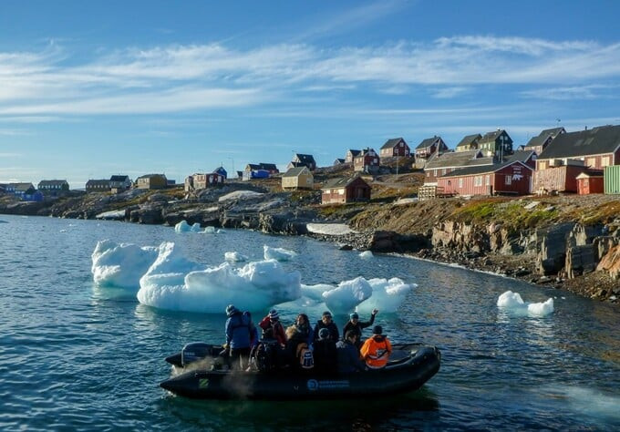 Du khách phải đi từ Akureyri ở Iceland đến Nerlerit Inaat (Constable Point), sau đó,sẽ phải di chuyển bằng trực thăng, thuyền hoặc xe trượt tuyết qua khoảng 40km cuối cùng để đến Ittoqqortoormiit. Ảnh: Internet