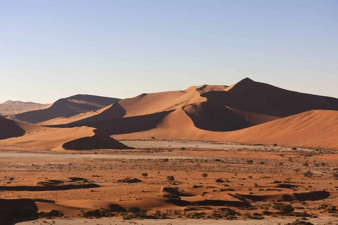 Nằm dọc theo bờ biển phía tây nam châu Phi, sa mạc Namib trải dài 1.500km trên lãnh thổ 3 quốc gia: Angola, Namibia và Nam Phi, với diện tích khoảng 55.000km2 (Ảnh: Arebbusch)