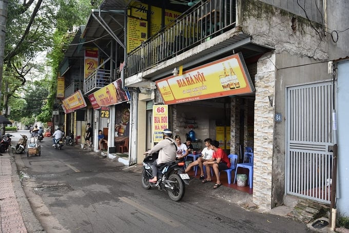 Hàng loạt quán bia tập trung trên phố Mai Anh Tuấn. Ảnh: VOV