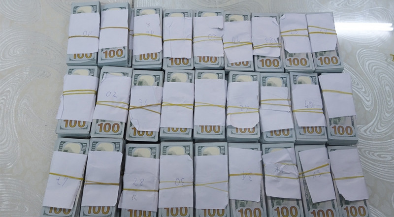 Khởi tố 3 đối tượng về tội vận chuyển trái phép hơn 500 ngàn USD qua biên giới