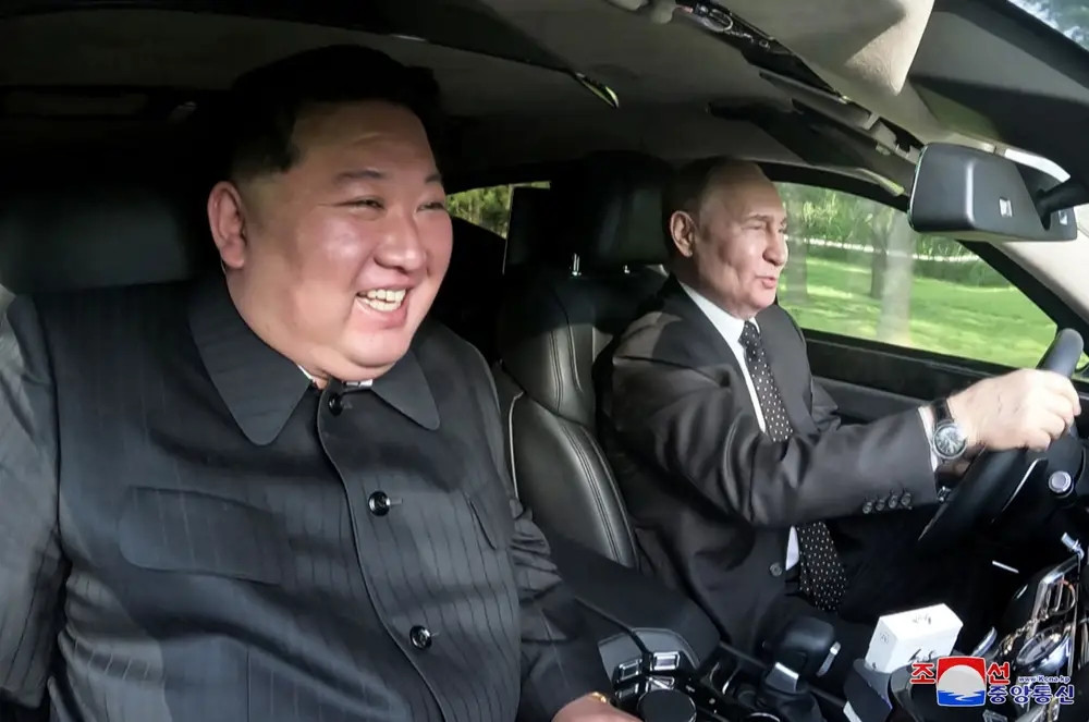 Siêu xe limousine ông Putin tặng ông Kim Jong-un: Được ví như 'cỗ xe tăng’, có thể chìm hoàn toàn dưới nước như 1 chiếc tàu ngầm