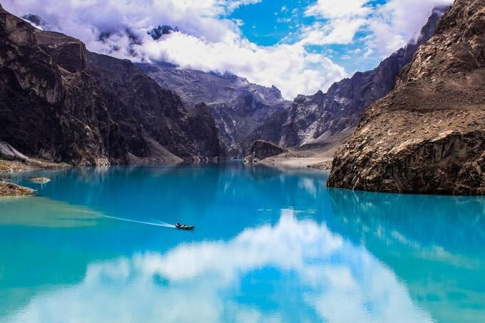 Dòng sông Hunza bị chặn dòng bởi sạt lở, nước nhanh chóng dâng cao và tạo nên hồ Attabad với màu xanh lấp lánh. Ảnh: Internet