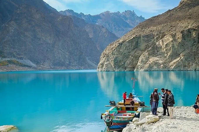 Để đến được hồ Attabad, du khách có thể di chuyển bằng nhiều phương tiện khác nhau. Ảnh: Internet