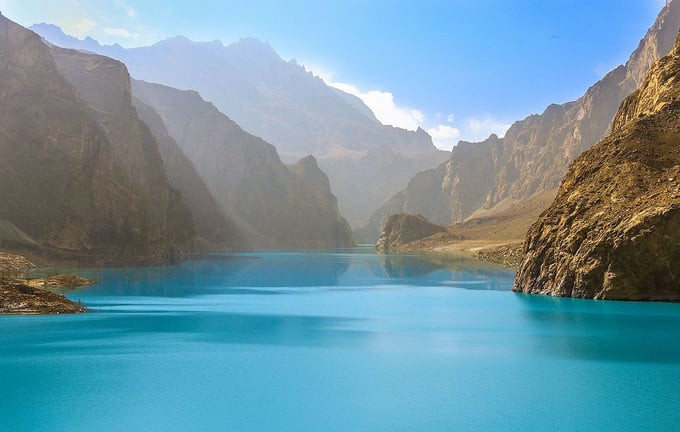 Hiện nay, hồ Attabad là một trong những địa điểm thu hút du khách hàng đầu ở vùng Gilgit Baltistan của Pakistan. Ảnh: Internet