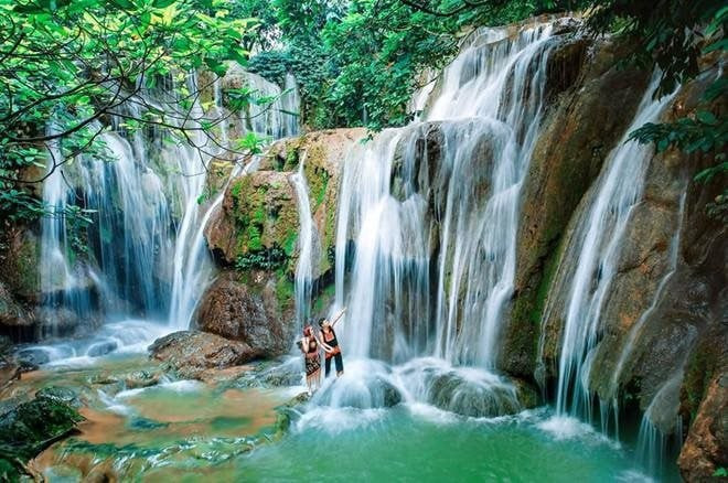 Đường tới thác Gò Lào khá gian nan, nhưng nơi đây lại có khung cảnh thiên nhiên hùng vĩ, nên thơ. Ảnh: Tạp chí Người Hà Nội