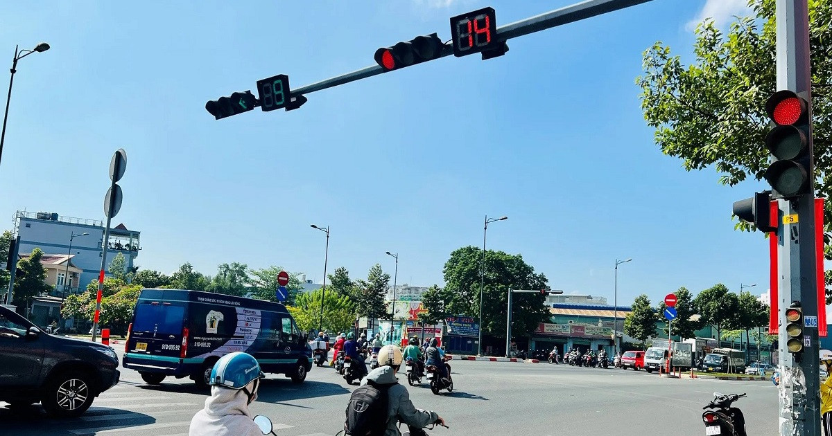 Mức xử phạt phương tiện dừng đèn đỏ sai làn mới nhất 2024