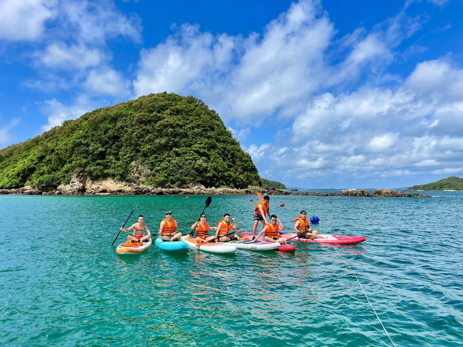 Tour lặn biển có giá dao động từ 2-6 triệu đồng, bao gồm các hoạt động đi kèm như chèo sub, chèo kayak, motor nước (Ảnh: Internet)