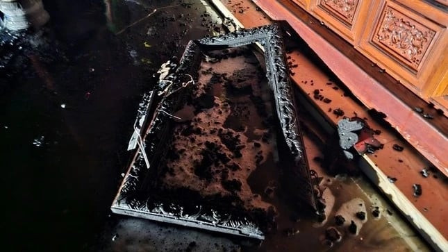 Nhiều đồ gỗ nội thất cùng các vật dụng bên trong chùa bị hư hại nặng nề (Ảnh: Internet)