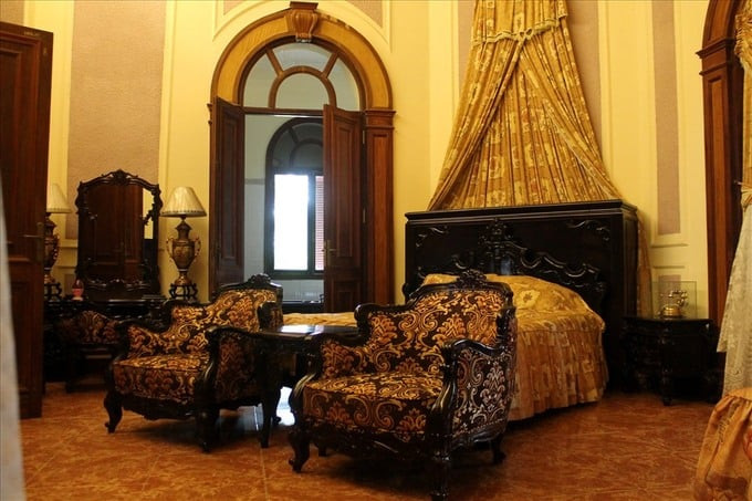 Phòng riêng của Hoàng hậu Nam Phương có cửa thông với phòng riêng của vua Bảo Đại. Ảnh: Báo Lao Động
