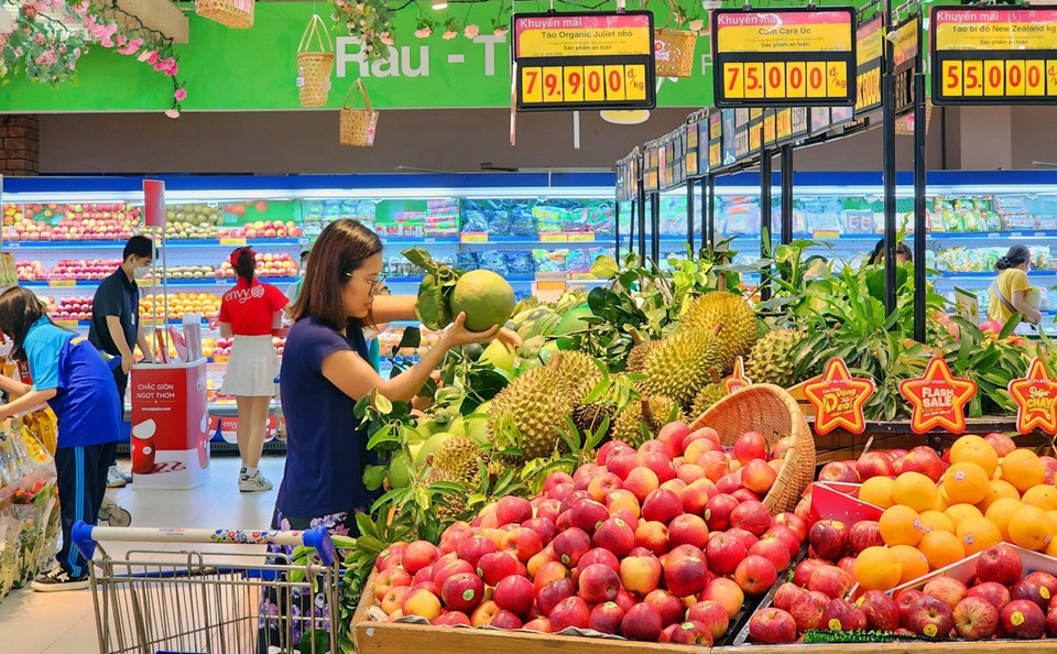 Siêu thị Co.op Mart giảm giá sản phẩm trong kỳ nghỉ lễ năm 2024. Ảnh: Hoài Nam