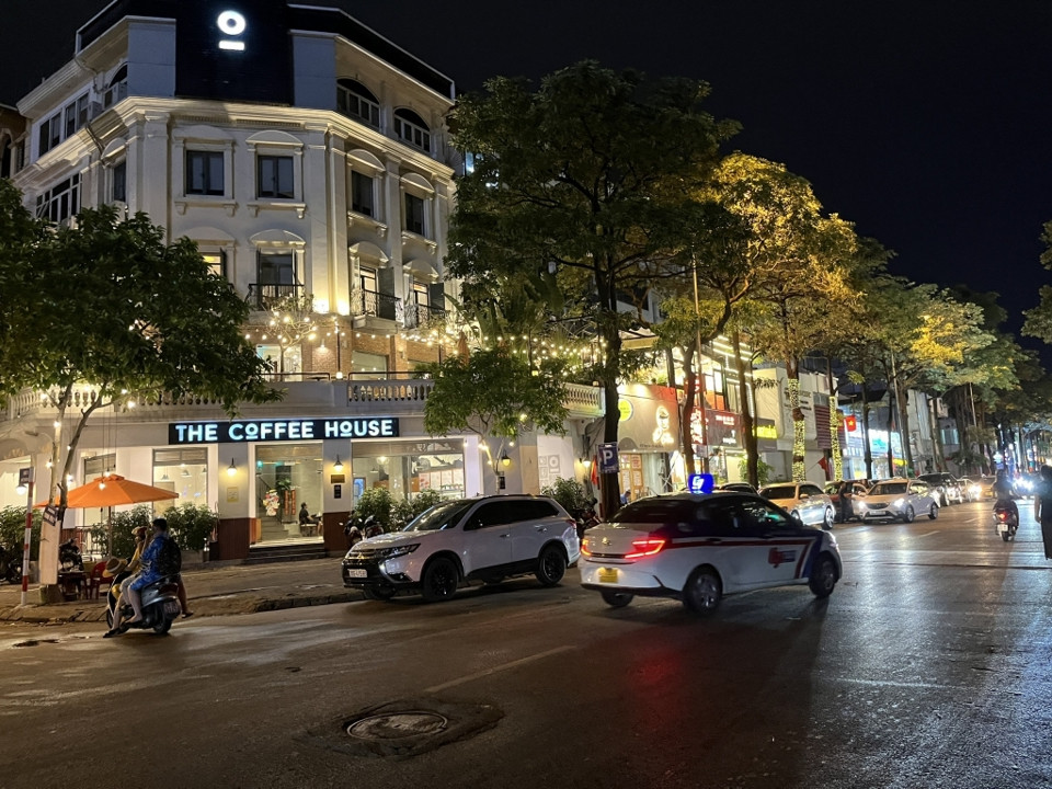 Ảnh chụp phố Trung Hoà - một trong những con phố kinh doanh sầm uất nhất quận Cầu Giấy. (Ảnh: Duy Linh)