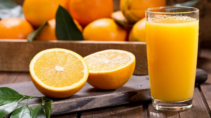 Lượng vitamin C cao trong cam có thể hỗ trợ kích thích sản xuất các tế bào trắng, giúp tăng cường hệ thống miễn dịch và giúp cơ thể chống lại bệnh tật