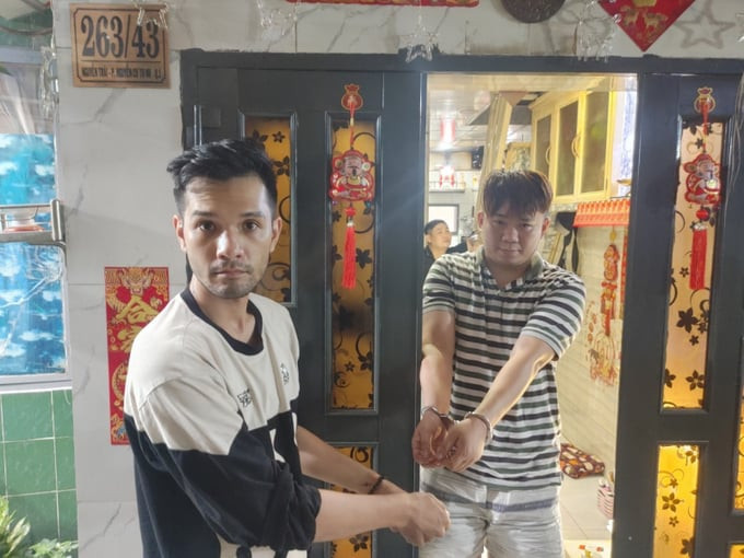 Nhikolai Đinh (bên trái) diễn lại cảnh mua ma túy từ đối tượng Trịnh Bá Hóa (Ảnh: Internet)