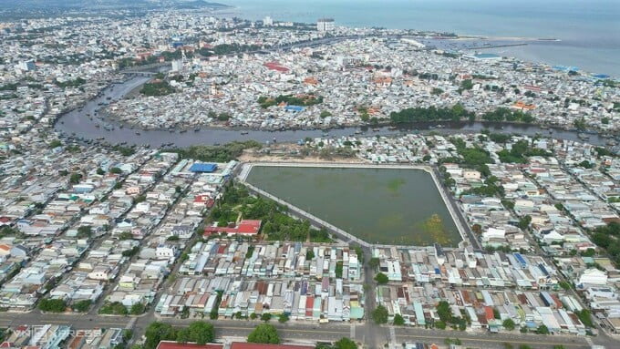 Hồ nước bỏ hoang rộng hơn 4ha kề sông Cà Ty, phường Phú Tài. Ảnh: Việt Quốc