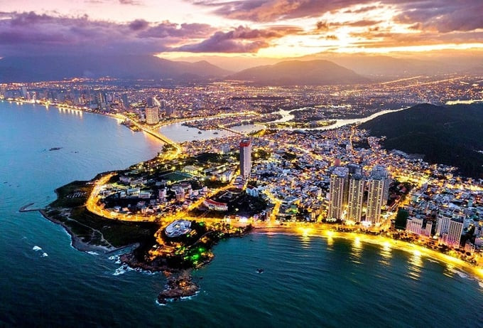 Bất kể ngày hay đêm, thành phố biển Nha Trang đều mang vẻ đẹp quyến rũ với hình ảnh phố một bên và biển một bên. Ảnh: The SaiGon Times