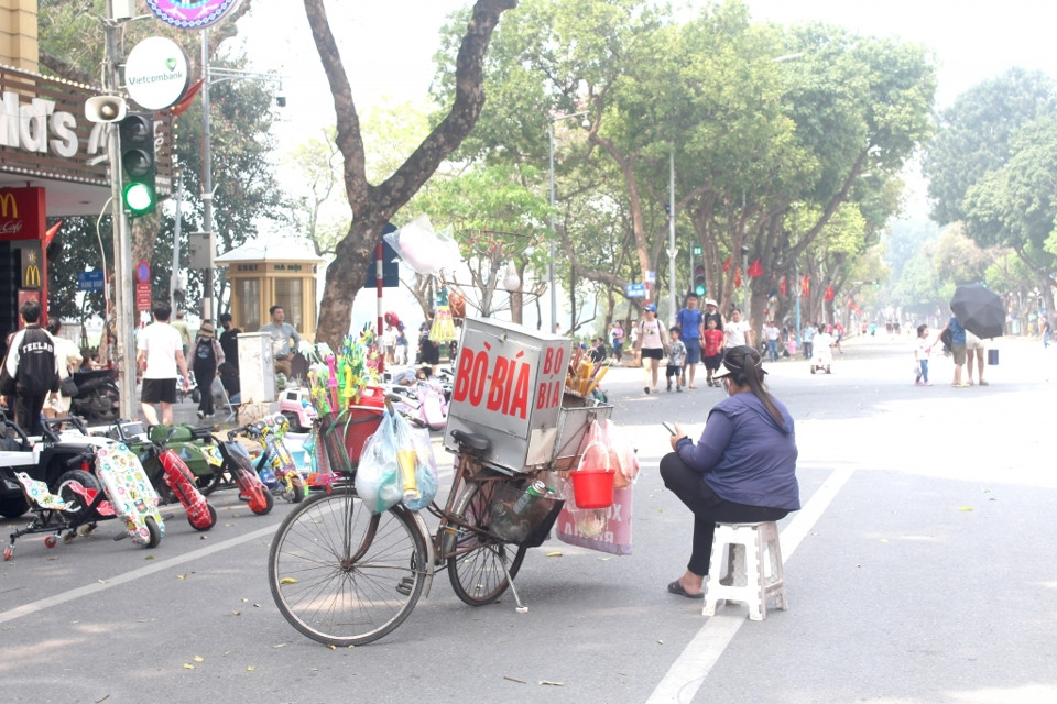 Hình ảnh xe bán hàng rong ngồi giữa lòng phố khi vắng bóng lực lượng chức năng