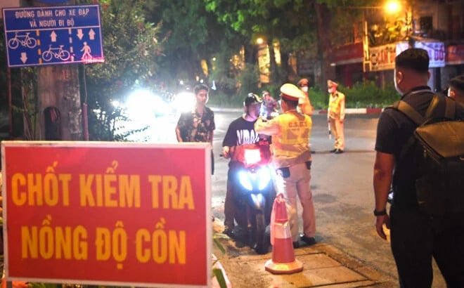 Đội CSGT đường bộ số 3 kiểm soát nồng độ cồn tại đường Láng - Nguyễn Chí Thanh (Ảnh: Internet)